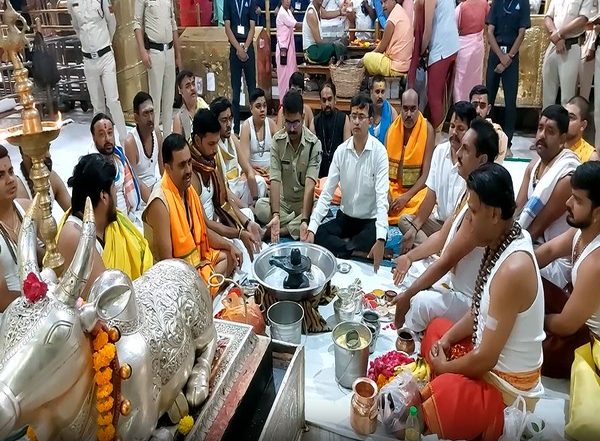 India News | MP: Ujjain Collector, Priests of Mahakaleshwar Temple Offer Prayers to Baba Mahakal on Dhanteras