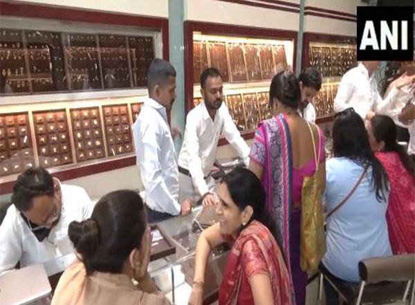 Business News | Dhanteras Rings in Festivities, Markets See Enthusiasm for Purchase of Gold, Utility Items, Vehicles
