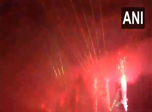 India News | Uttar Pradesh: Deepotsav Witnesses Display of Crackers, Diyas; World Record Set as 25 Lakh Diyas Lit in Ayodhya
