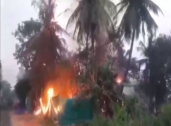 India News | Andhra Pradesh: Two Dead, Several Injured After Fire Breaks out in Shop After Being Struck by Lightning in East Godavari