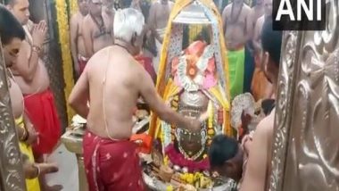 India News |  Aarti Performed at Mahakal Temple in Ujjain on Occasion of Diwali