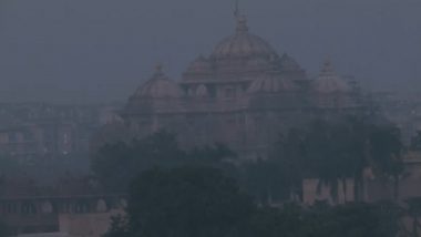 Delhi Air Pollution: Layer of Fog Engulfs Akshardham Temple and Surrounding Areas As AQI Slips to 307 (Watch Video)