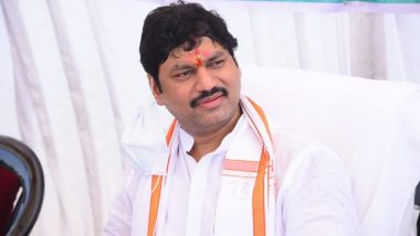 Rajshree Munde’s Car Accident: Maharashtra Minister Dhananjay Munde’s Wife Escapes Unhurt After Vehicle Hits Private Bus on Solapur-Pune Highway