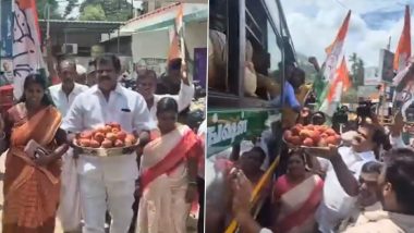 Jammu and Kashmir Assembly Election Result 2024: Trichy Congress President L Rex Distributes Kashmiri Apples Among People, Bursts Firecrackers as Trends Show NC-Congress Alliance in Lead (Watch Video)