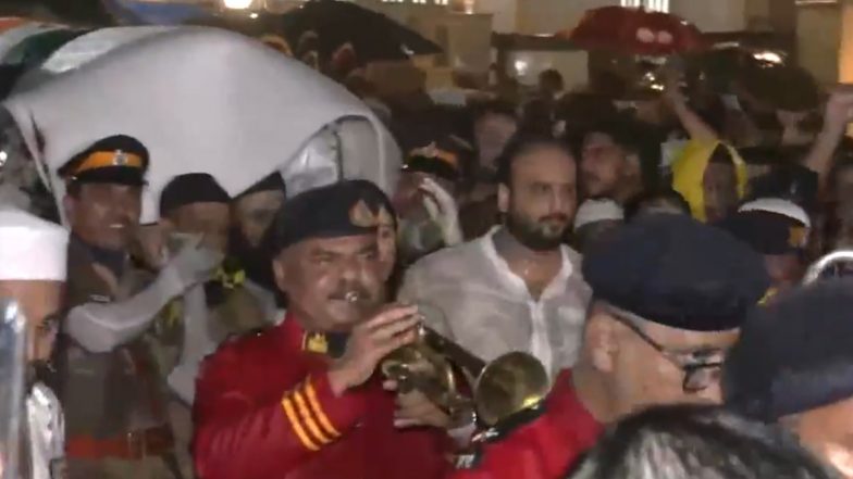 Baba Siddique’s Final Rites Performed With Full State Honours at Bada Qabrastan in Mumbai (Watch Video)