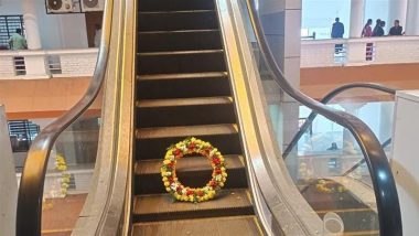 Kerala: Lawyers Place Wreath on Escalator Inside High Court Building To Protest Frequent Malfunctioning, Seen Praying With Folded Hands (See Pic and Videos)