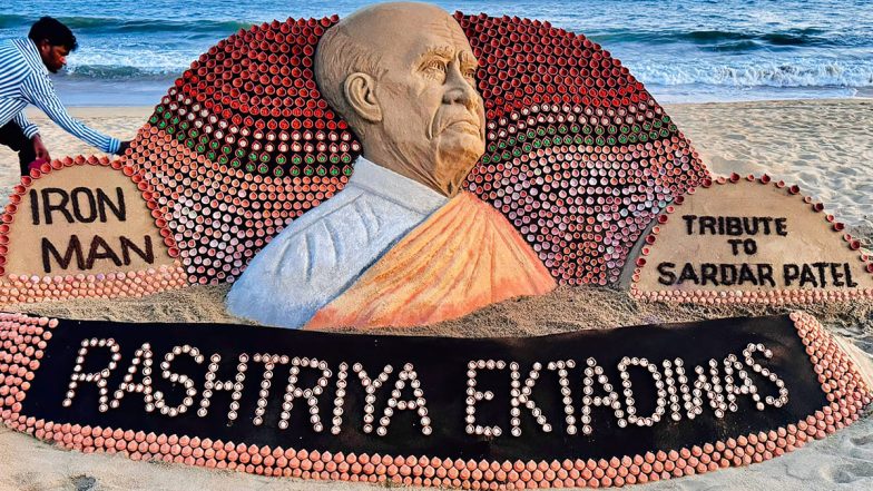 Rashtriya Ekta Diwas 2024 Sand Art: Sudarsan Pattnaik Pays Tribute to Iron Man of India Sardar Vallabhbhai Patel With Breathtaking Creation on National Unity Day