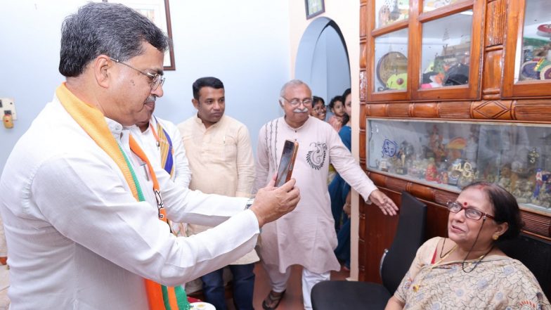 ‘Let’s Work Towards Viksit Bharat’: Tripura CM Manik Saha Clicks Photos of People in Ramnagar-1, Encourages Them To Become Members of BJP Parivaar (See Pics and Video)