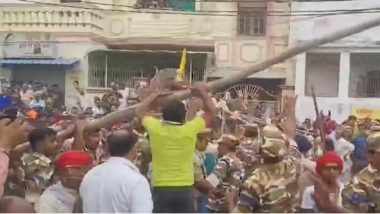 Varanasi: Stampede-Like Situation at Uttar Pradesh’s Bharat Milap Fair, Opposition Parties Slam CM Yogi Adityanath Government Over Mismanagement (Watch Video)