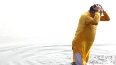 Delhi BJP President Virendra Sachdeva Takes a Dip in Polluted Yamuna River in Protest Against AAP Government, Demands Accountability for Cleaning River (Watch Videos)