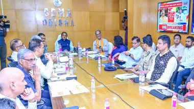 Cyclone Dana: Odisha CM Mohan Charan Majhi Holds Review Meeting Post Storm’s Landfall at Bhubaneswar’s State Relief Centre (See Pics and Video)