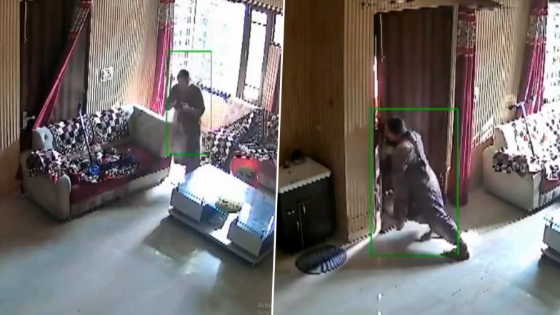 Woman Stops Burglary Attempt in Amritsar: Viral Video Shows Brave Woman Fighting Off 3 Robbers Trying To Enter Home (Watch)