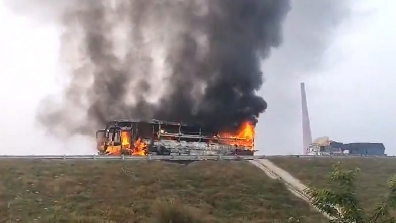 Uttar Pradesh: Fire Breaks Out on Double-Decker Bus After Tyre Burst on Purvanchal Expressway, 42 Escape Unhurt (Watch Video)