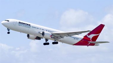 Australia: Qantas Flight Returns to Sydney Airport Following Loud Bang and Engine Failure, Sparks Fire Near Runway During Emergency Landing (Watch Videos)