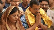 Arvind Kejriwal, Wife Sunita Kejriwal Offer Prayers at Hanuman Temple in Connaught Place (See Pics and Video)