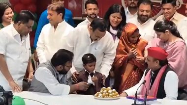 ‘Demonetisation Baby’ Birthday: SP Chief Akhilesh Yadav Celebrates Birthday of Khajanchi Yadav in Lucknow (Watch Video)