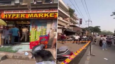 Delhi: Gunfire Erupts Outside Raj Mandir Hypermarket in Meera Bagh, Assailants Flee Scene; Investigation Underway (Watch Video)