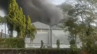 Palghar Fire: Massive Blaze Breaks Out at Factory Near Tarapur MIDC in Maharashtra, Firefighters on Site (Watch Video)