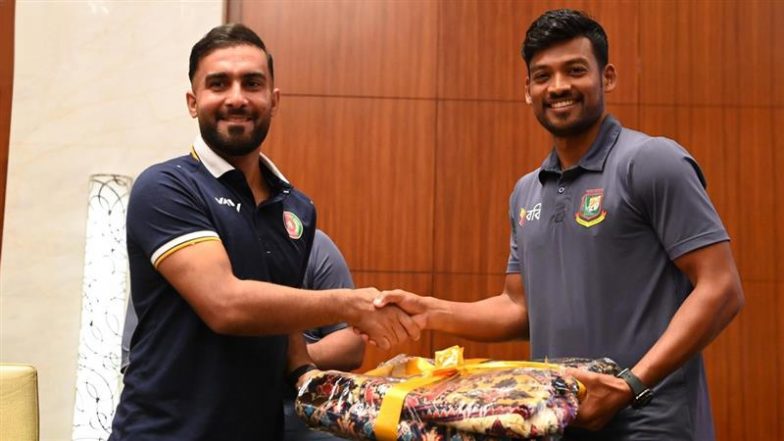 Afghanistan Cricket Team Treats Bangladesh Players With Gifts as ACB Organises Special Dinner Party Amidst AFG vs BAN ODI Series 2024 (Watch Video)