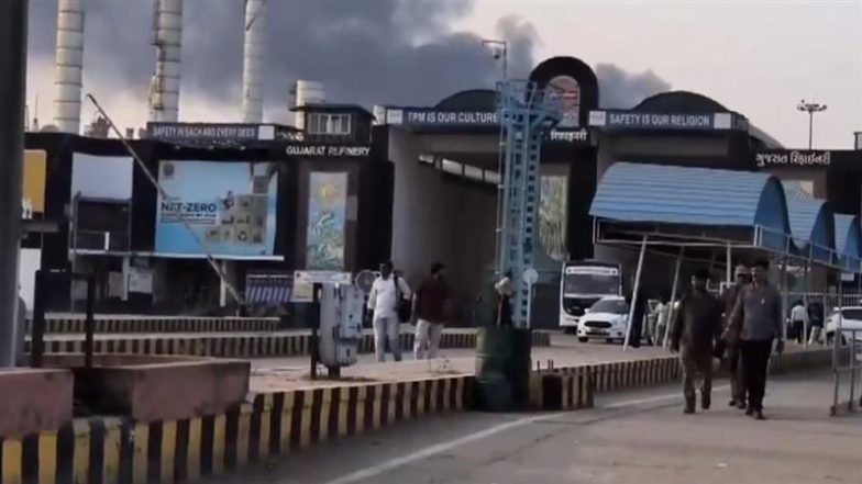 Vadodara IOCL Blast: Explosion Triggers Fire at Indian Oil Corporation’s Refinery in Gujarat, Workers Evacuated (Watch Video)