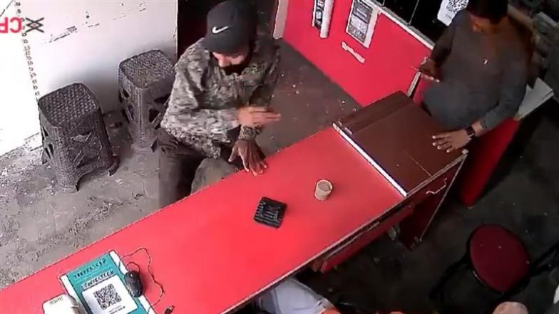 Theft Caught on Camera in Badaun: Thief Runs Away With Mobile Worth Over INR 13,000 After Throwing Chilli Powder at Shopkeeper in Uttar Pradesh (Watch Video)