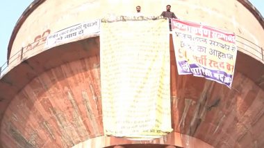 Rajasthan: 2 Men Climb Atop Jaipur Overhead Water Tank, Demand Cancellation of Sub-Inspector Recruitment Exam 2021 (Watch Video)