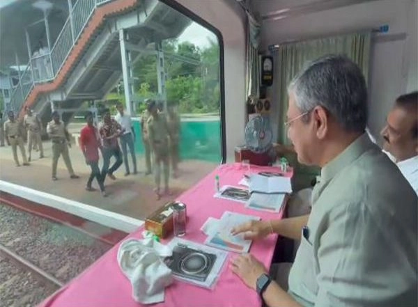 India News | Railways Minister Ashwini Vaishnaw Reviews Railway Infrastructure and Redevelopment Projects in Aluva, Kozhikkode