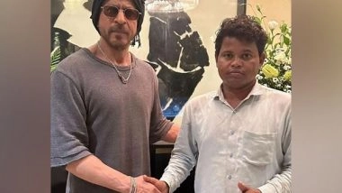 Entertainment News | Shah Rukh Khan Meets Fan from Jharkhand Who Waited for Him Outside Mannat for 95 Days