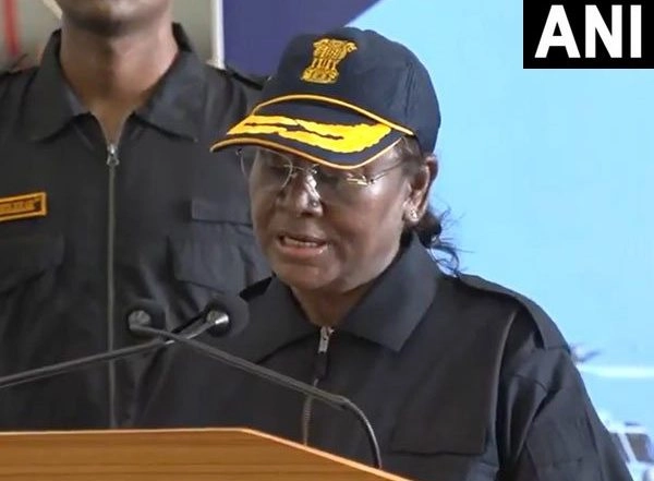 India News | President Droupadi Murmu Witnesses Indian Navy Operations Onboard INS Vikrant