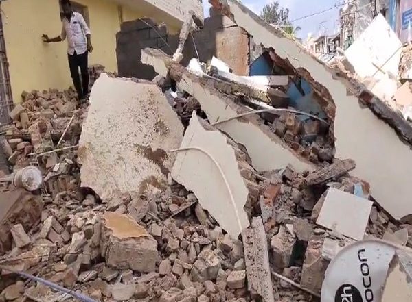 Karnataka Building Collapse: 3-Storey Building Caves In During Renovation in Kolar’s Bangarapet City; No Casualties (Watch Video)
