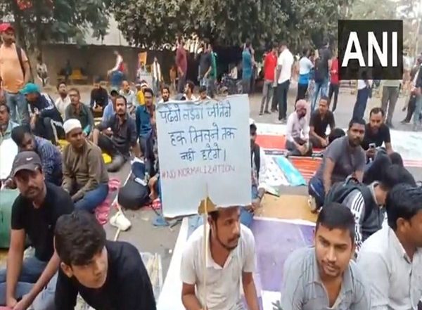 India News | Prayagraj: Protest Continues Outside UPPSC Office, No Agreement Reached