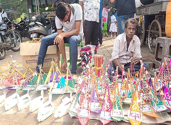 Entertainment News | 'Boita Bandana': From Miniature Boats Made with Paper to Thermocol, Markets in Odisha All Decked Up for Festival