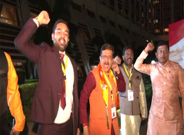 World News | 'Bharat Mata Ki Jai', 'Vande Mataram' Fills Abuja Air as Indian Diaspora Awaits PM Modi's Arrival in Nigeria