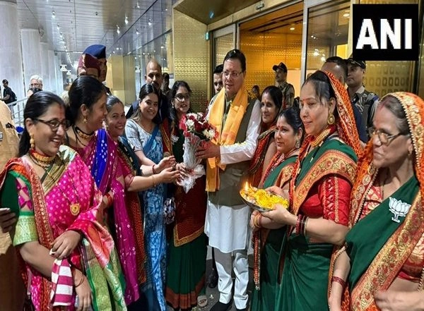 India News | Uttarakhand CM Pushkar Singh Dhami Welcomed by Migrant Uttarakhandis at Mumbai Airport Ahead of Maharashtra Elections