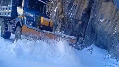 India News | J-K: BRO Carries out Snow Clearing Operation at Zojila Pass After Heavy Snowfall