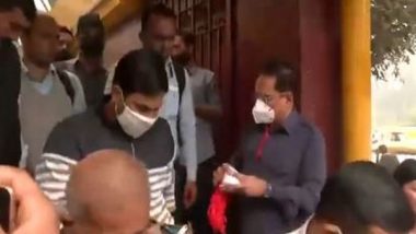 India News | Delhi: BJP Leaders Distribute Masks, Slam AAP over Rising Pollution Levels