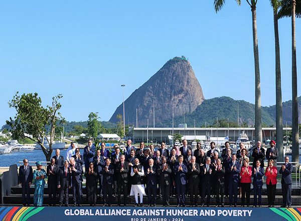 World News | PM Modi and Other World Leaders Pose for a Family Photo at G20 Summit