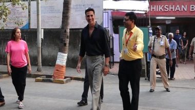 Entertainment News | Maharashtra Assembly Polls: Actor Akshay Kumar Steps out to Vote Early