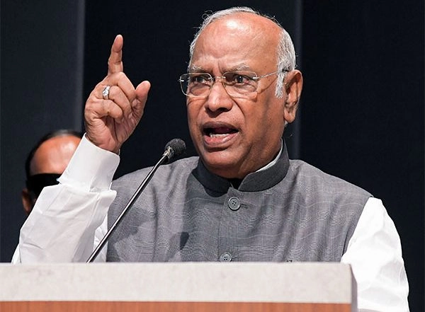 India News | Mallikarjun Kharge Urges People of Maharashtra to Vote for Prosperity and to Shun Forces That Endanger Future of Farmers, Youth