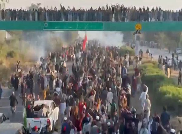 World News | Pak: Bushra Bibi Demands Imran Khan's Release as PTI Convoys Head Toward Capital