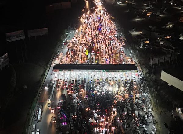 World News | Thousands of Pakistanis March into Islamabad on PTI's Protest Call