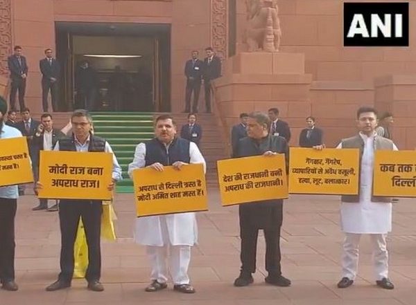 India News | AAP Holds Protest in Parliament Premises, Alleging Deteriorating Law and Order Situation in Delhi