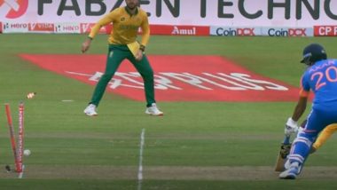 Axar Patel Run Out at Non-Striker's End After Ball Deflects Off Nqabayomzi Peter's Hand and Hits Stumps During IND vs SA 2nd T20I 2024 (Watch Video)