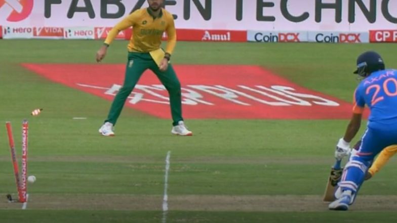 Axar Patel Run Out at Non-Striker's End After Ball Deflects Off Nqabayomzi Peter's Hand and Hits Stumps During IND vs SA 2nd T20I 2024 (Watch Video)