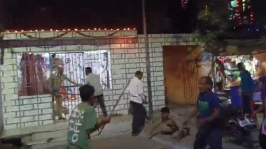 Bareilly Shocker: Miscreants Attack Cops With Sticks and Stones, Tear Their Uniforms After Being Asked to Stop Gambling on Diwali; Probe Ordered After Viral Video Surfaces