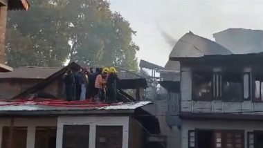 Anantnag Fire: Massive Blaze Engulfs Mosque, Several Houses in Jammu and Kashmir’s Khanabal; No Casualties Reported (Watch Video)