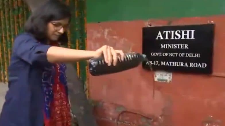 Swati Maliwal Protests Outside Delhi CM Atishi’s Residence, Throws Bottle of Polluted Water Alleging Poor Water Supply in National Capital (Watch Video)