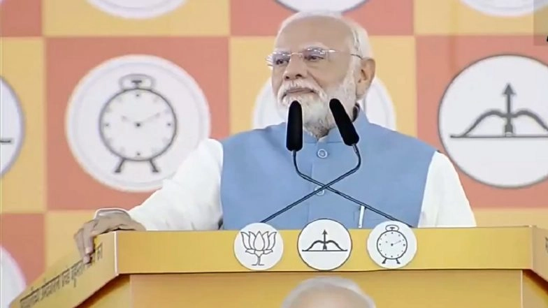 &lsquo;Balasahab Insulted&rsquo;: PM Narendra Modi Attacks Uddhav Thackeray for &lsquo;Handing Over Remote Control&rsquo; to Congress (Watch Video)