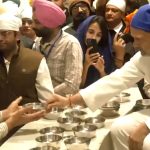 Rahul Gandhi Offers ‘Sewa’ at Golden Temple in Punjab’s Amritsar, Interacts With Child; Viral Video Surfaces