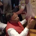 Vinod Tawde Allegedly Caught Red-Handed With INR 5 Crore Cash, BVA Members Create Huge Ruckus at Le Vivanta Hotel in Virar Against BJP Leader (Watch Videos)